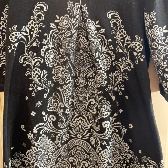 Black top/dress with white decorative print across all the shirt. - Picture 3 of 5